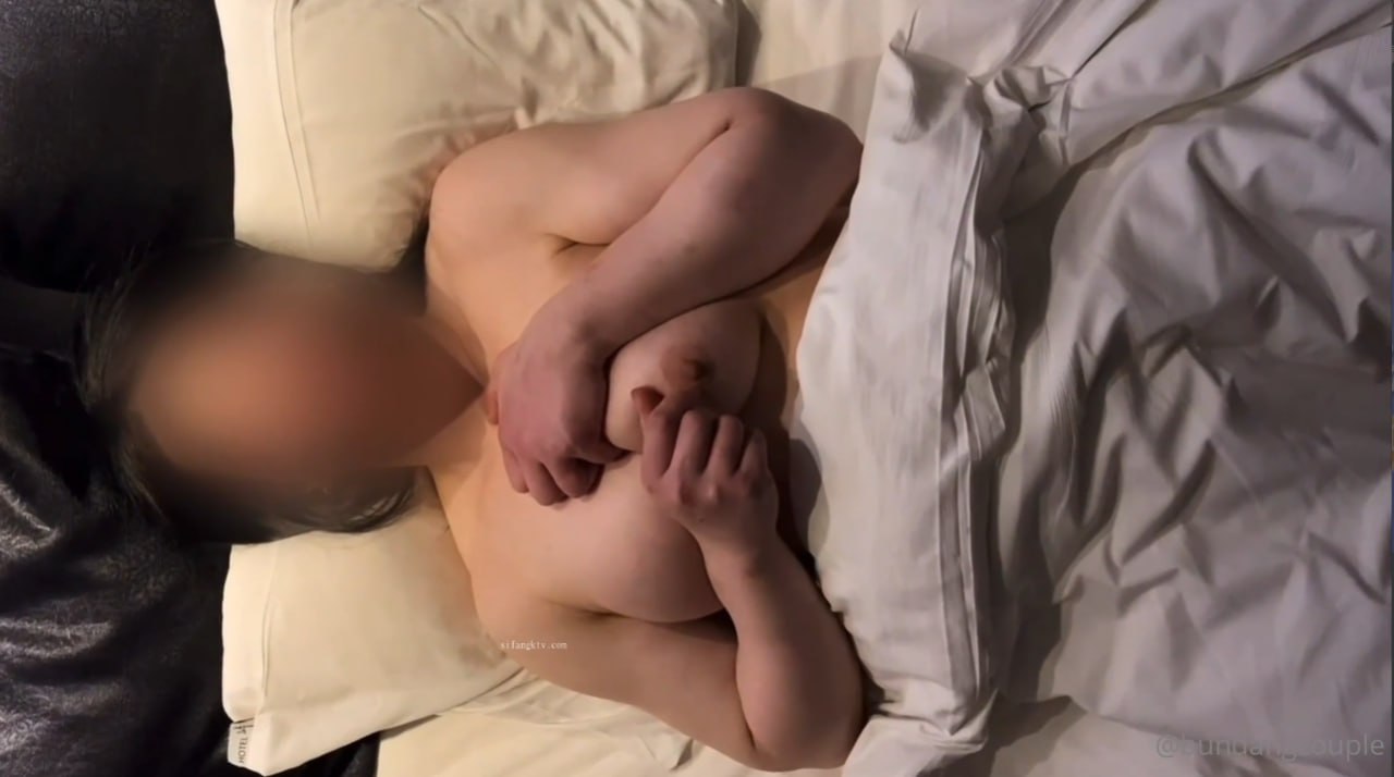 大胸御姐在阳台使出浑身解数榨精